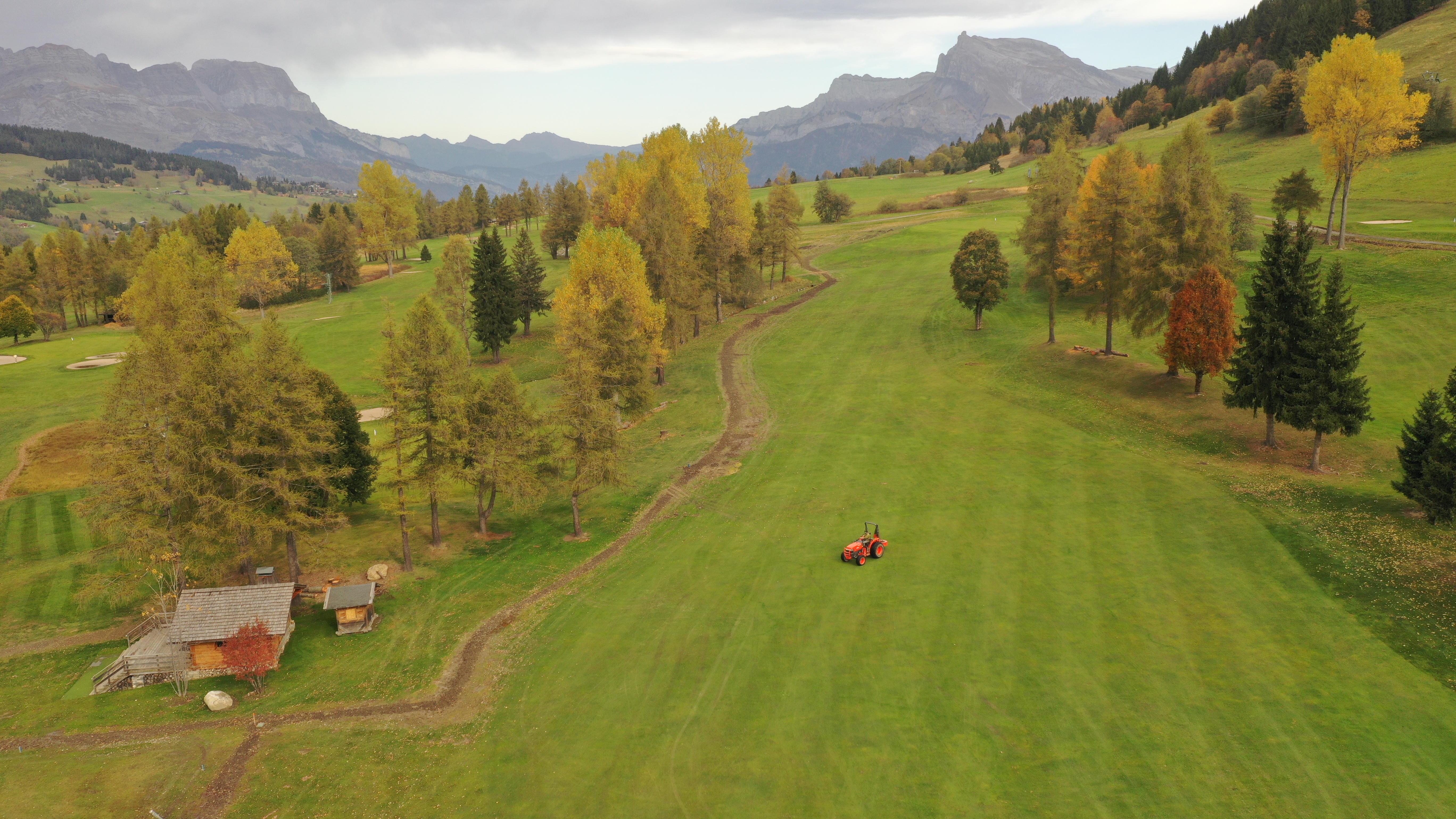 Vue aérienne d'un green de golf avec système d'irrigation rénové